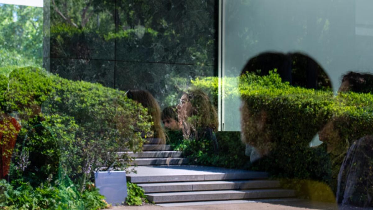Imagen a través del vidrio de la Fundación Mies van der Rohe, en la presentación de las Semanas de Arquitectura 2025