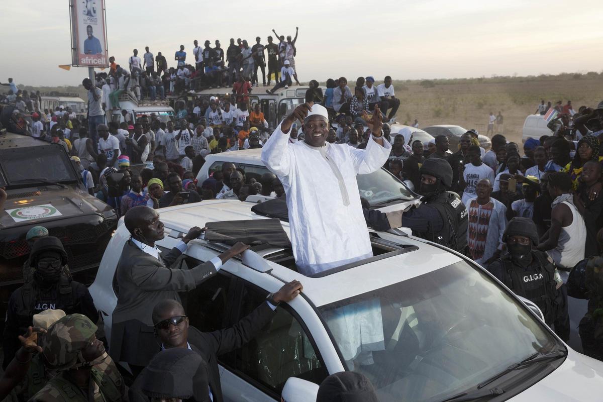 El presidente gambiano Adama Barrow celebra su regreso al país como presidente tras su exilio. 26 de enero de 2017