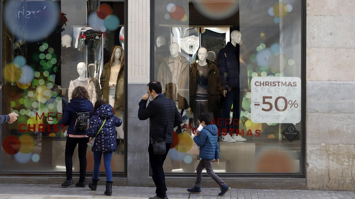 Clientes de compras en Málag durante la pasada Navidad.