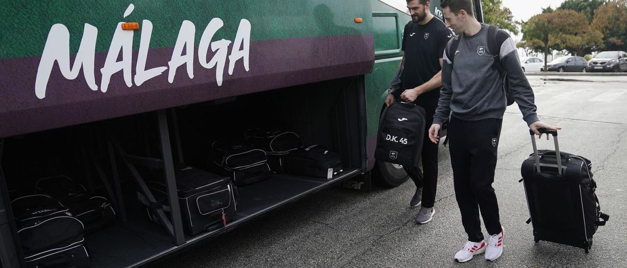 Kravish y Kalinoski, ayer, antes de subirse al autobús para iniciar el viaje a Fuenlabrada, donde esta tarde juegan los verdes en Liga.