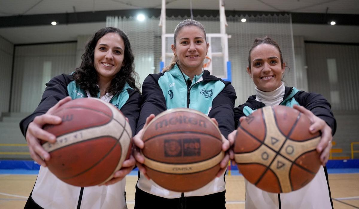 Aurora Luque, Marta Martínez y Carmen Gaitán, las entrenadoras de la selección provincial mini femenina de baloncesto, en el colegio La Salle.