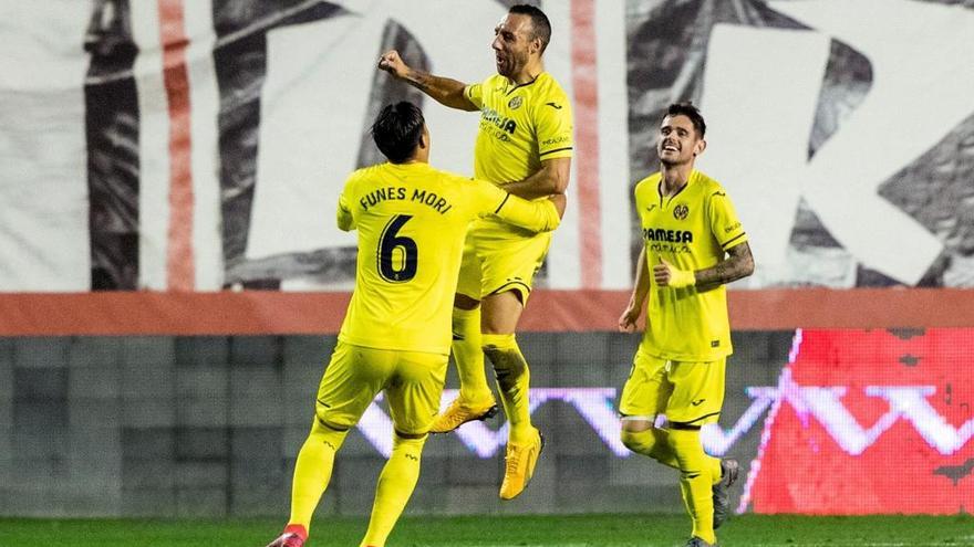 Santi Cazorla celebra el segundo gol del Villarreal, anoche en Vallecas.