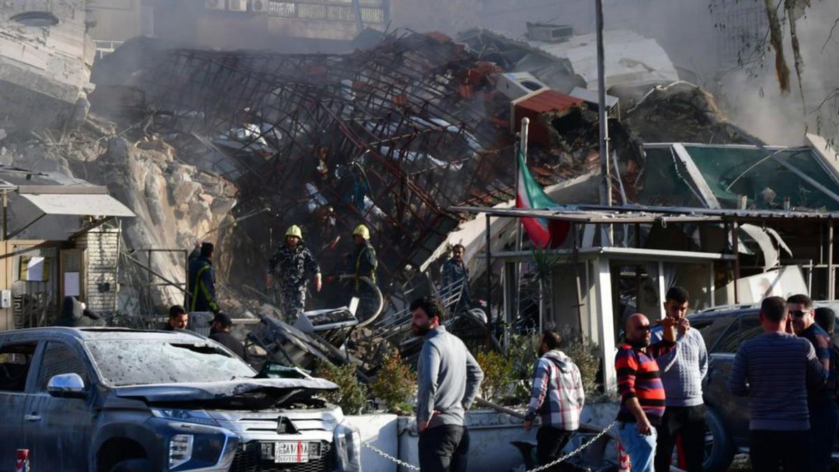 L’ambaixada de l’Iran a Damasc, ahir, destrossada per una bomba. | DPA / EUROPA PRESS