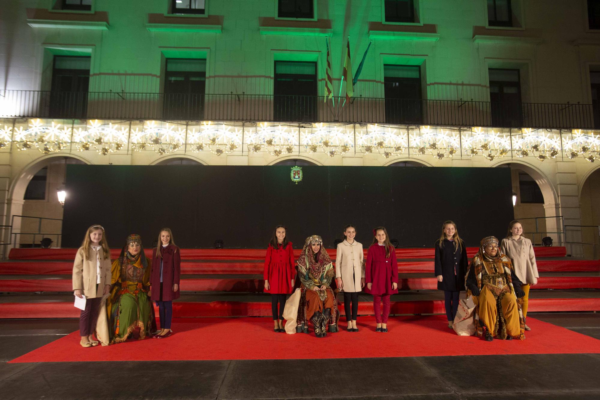 Las Carteras Reales anticipan la cabalgata y reciben a los niños en Alicante