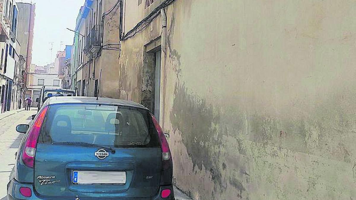 Un vecino de la calle Santo Tomás llamó a los agentes alertando de que un joven estaba rompiendo la cerradura de una casa con un martillo.