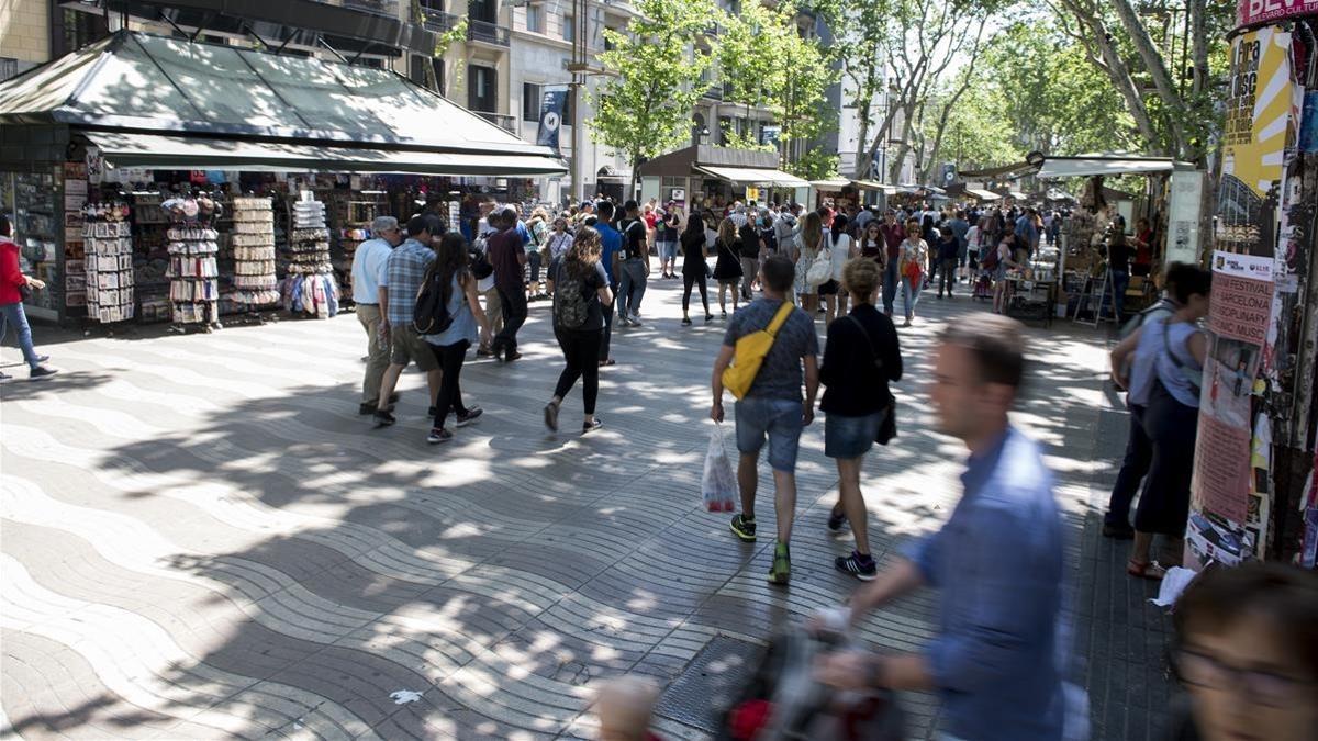 Un quiosco de prensa, en la Rambla de Barcelona.