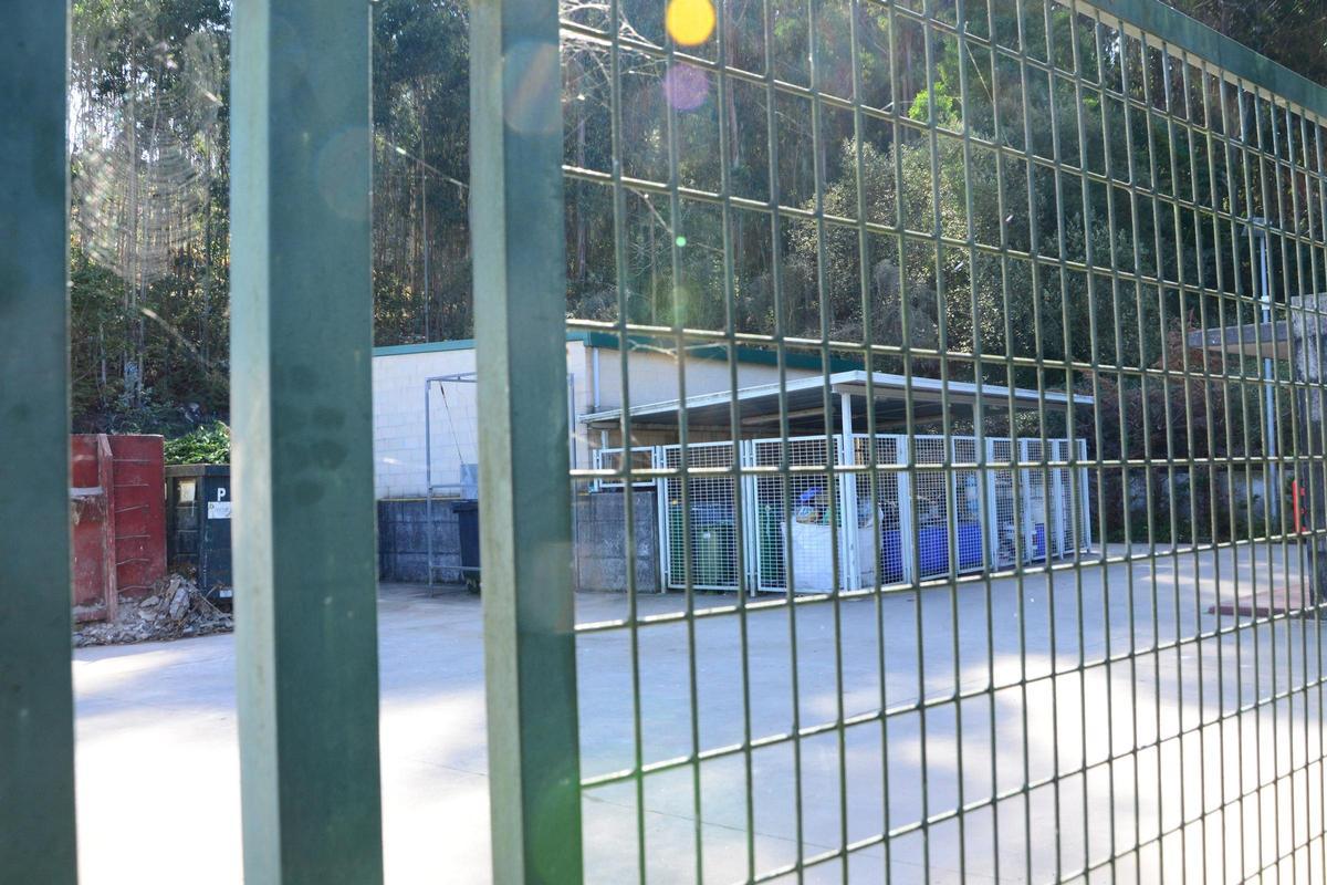 Punto limpio en el complejo ambiental. con la caseta de peligrosos.