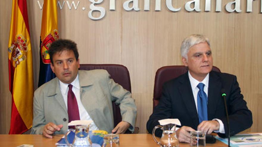 Ibarra (i) junto al vicepresidente del Gobierno de Canarias, José Miguel Pérez, en imagen de archivo. i LUIS DEL ROSARIO