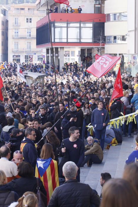 Concentració multitudinària a la seu de la Generalitat de Girona per reclamar la llibertat dels presos