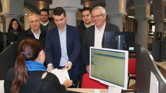 José Bernal entrega la petición de un pleno extraordinario, acompañado de Monterroso y Piña.