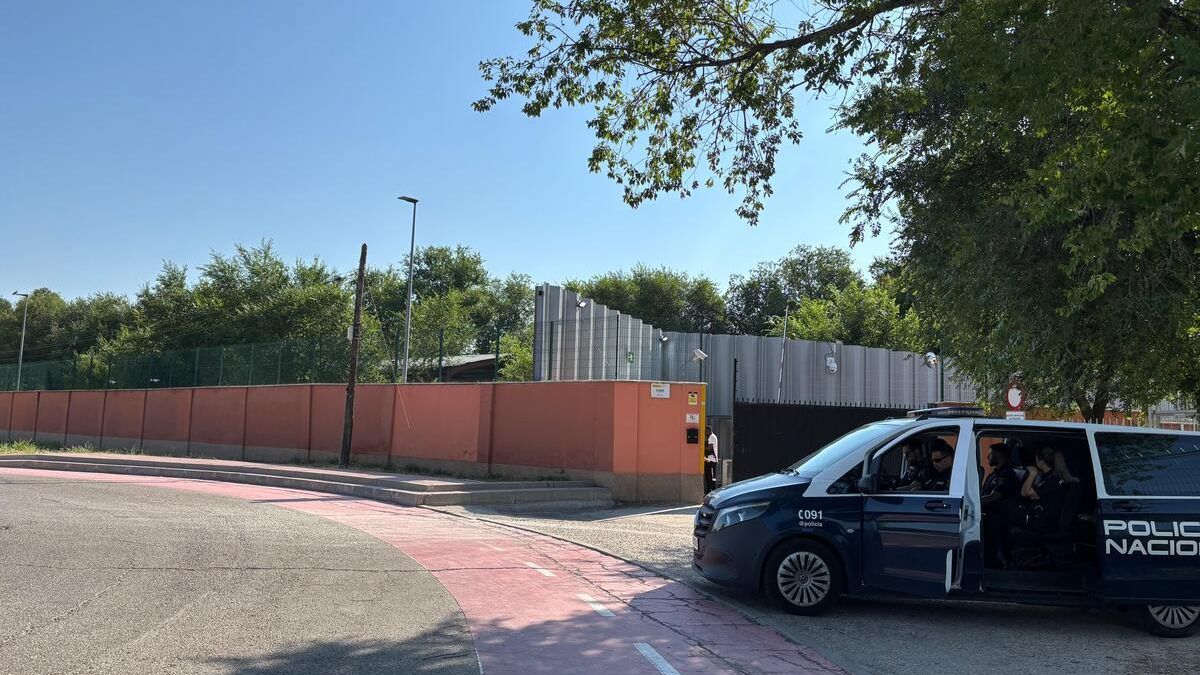 Entrada del centro de inmigrantes de Alcalá de Henares.