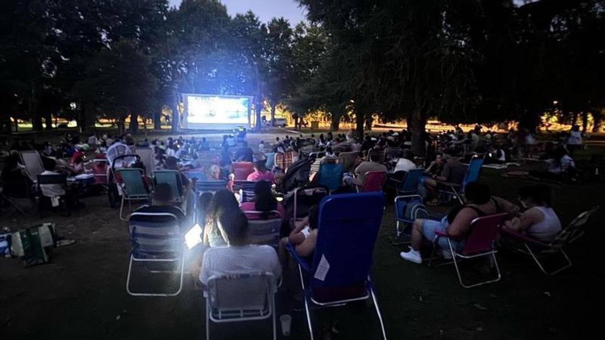 Imagen de archivo de una proyección anterior del cine de verano en Las Mercedes.