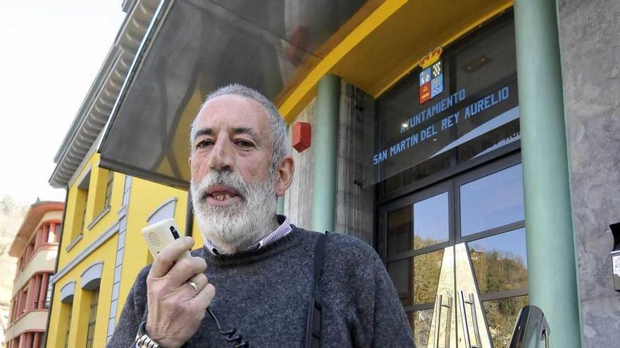 Juan José Roza, megáfono en mano, en Sotrondio, ante la puerta del Ayuntamiento de San Martín.