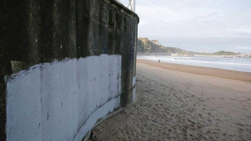 Limpieza de pintadas del muro del paseo de Salinas.