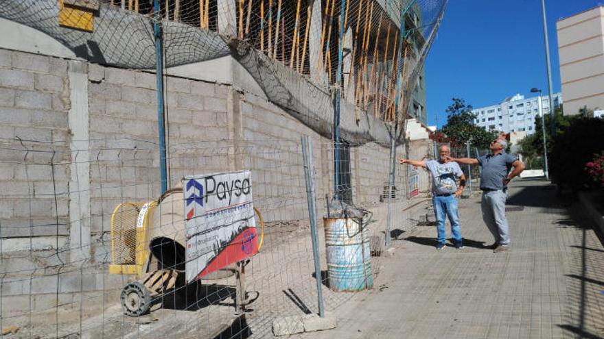 Andrés Alonso y Julio Pérez señalan el edificio en construcción.