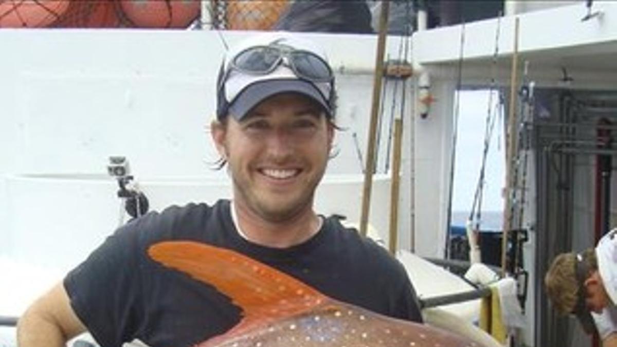 Nick Wegner, biólogo de la NOAA, con un ejemplar de pez luna real