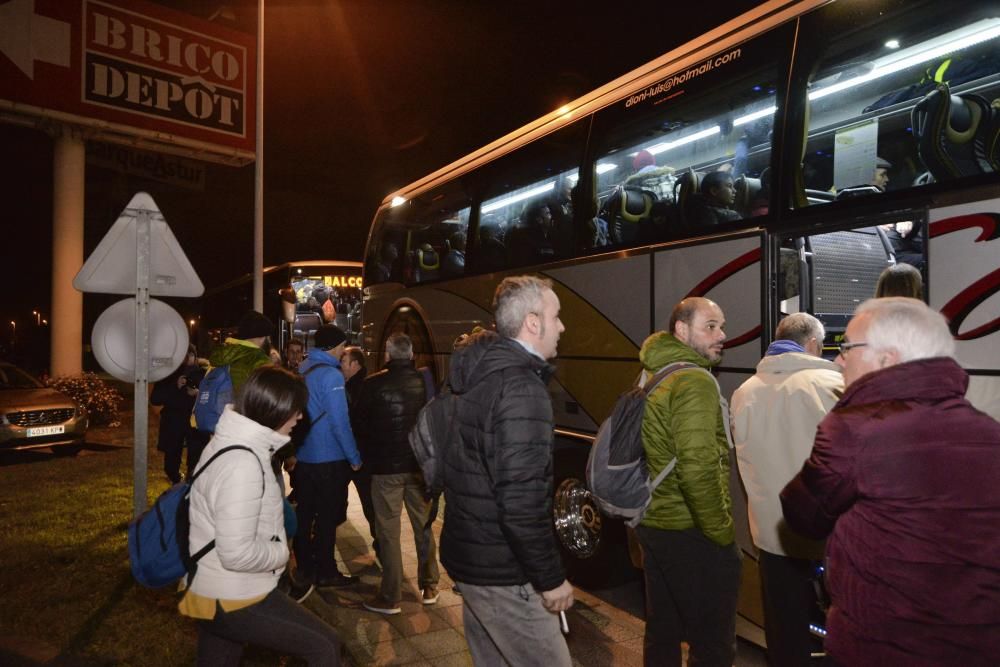 Los trabajadores de Alcoa de Asturias parten hacia Madrid a una manifestación contra el cierre de la fábrica