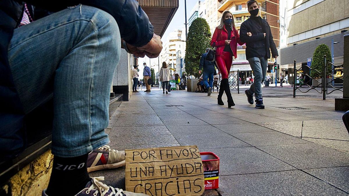 A man asks for help on Maisonnave avenue in Alicante, in a recent image. A man asks for help on Maisonnave avenue in Alicante, in a recent image.