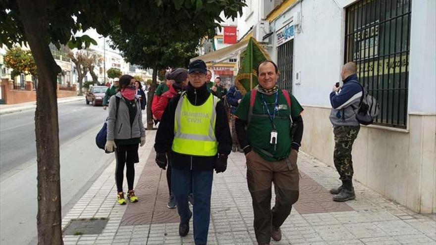 Peregrinos y Guardia Civil abren camino desde Lucena