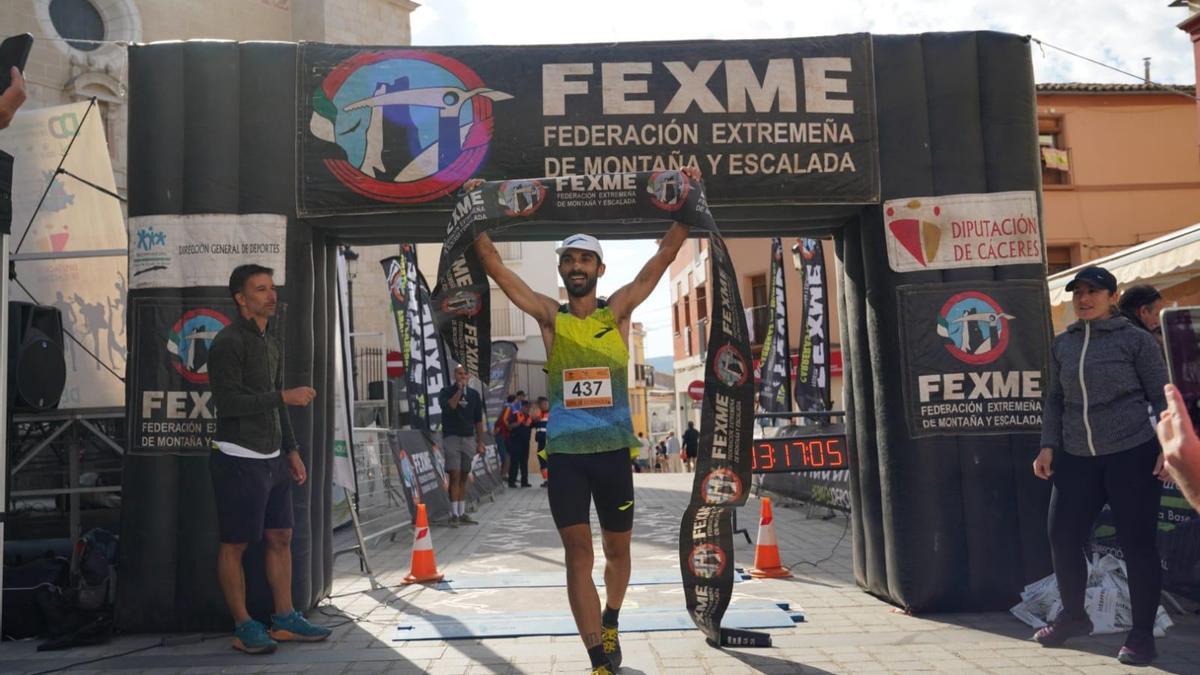 Mario Mirabel, entrando en vencedor en la  prueba de trail.