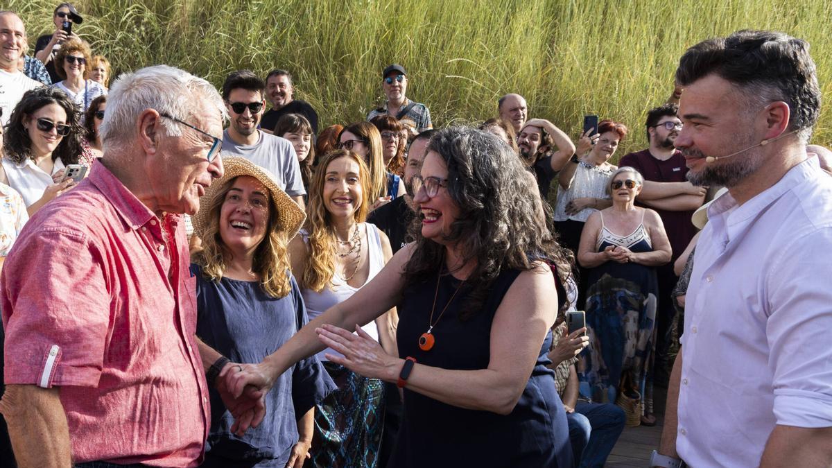 Monica Oltra y Gabriel Rufian saludan a Joan Ribó durante el acto del viernes en València.