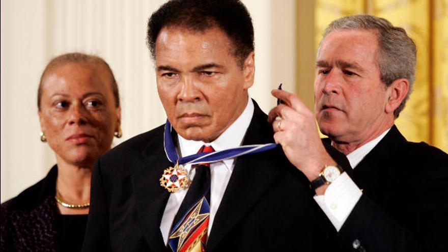 Ali recibe de manos de George Bush la Medalla Presidencial de la Libertad, en 2005.