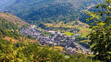 El pueblo más idílico de España tiene un precioso castillo, 7 ermitas y está atravesado por un río de ensueño