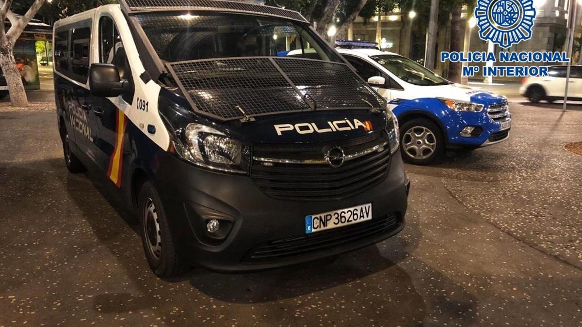 La Policía Nacional, durante una intervención conjunta con agentes municipales.