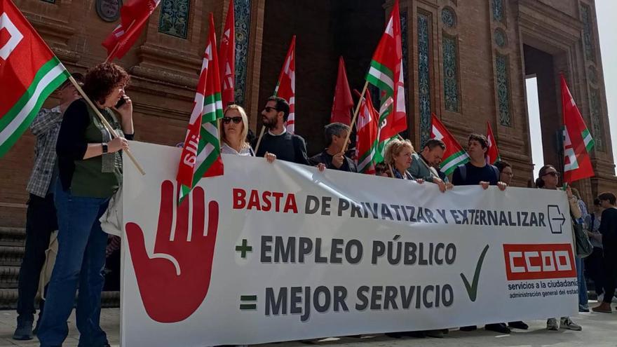 CCOO-A se manifiesta en la Subdelegación del Gobierno en Sevilla por la reducción de empleo público en la Confederación Hidrográfica del Guadalquivir