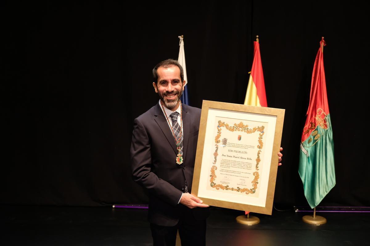 Daniel Abreu, cuando recogió el título de Hijo Predilecto de La Matanza.