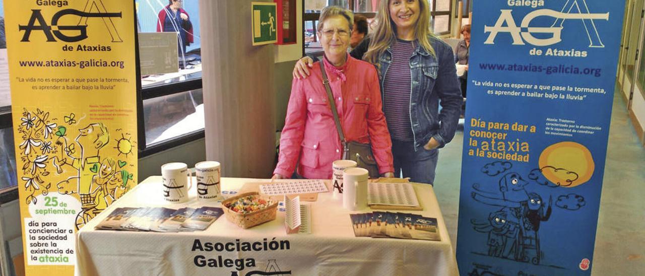 Juliana Moscoso (derecha) participa en una mesa informativa de la ataxia junto a otra voluntaria. // FdV