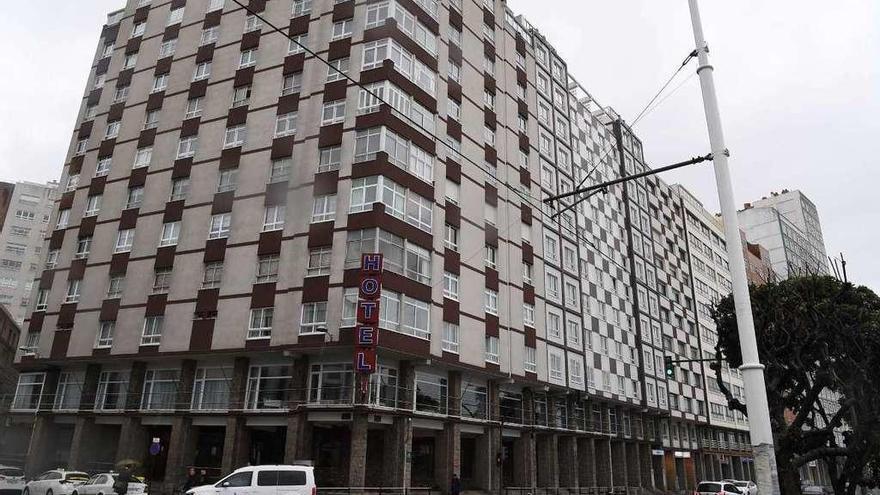 Fachada del hotel Riazor, situado frente a la ensenada del Orzán.