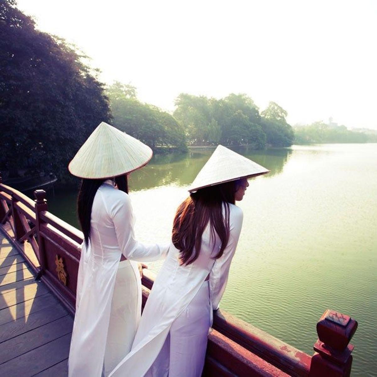 Mujeres sobre un puente en Hanoi.