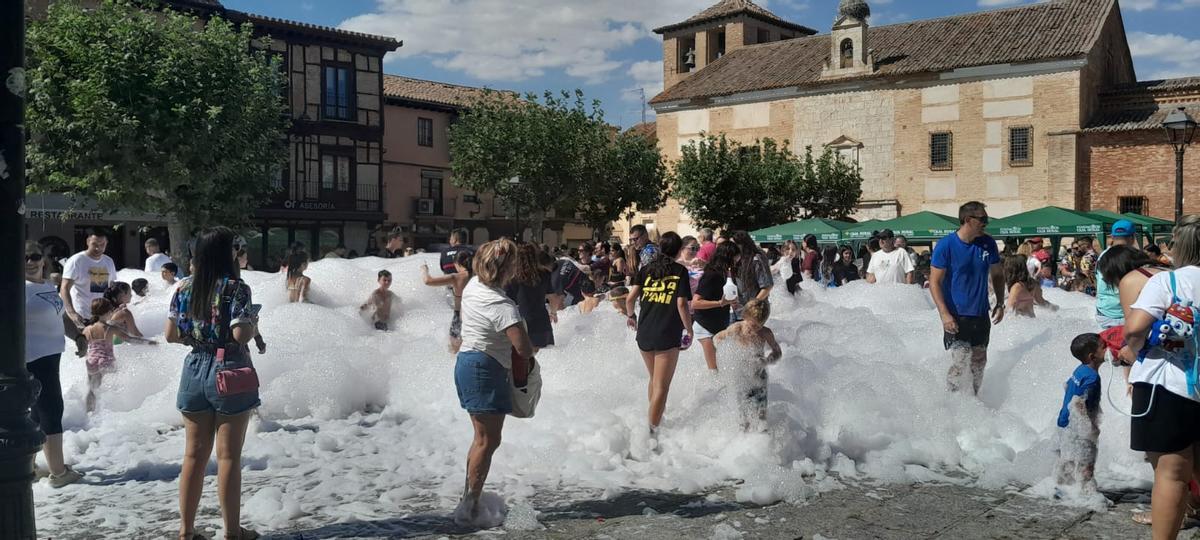 GALERÍA | La fiesta de la espuma refresca el Día de las Peñas en las Fiestas de Toro
