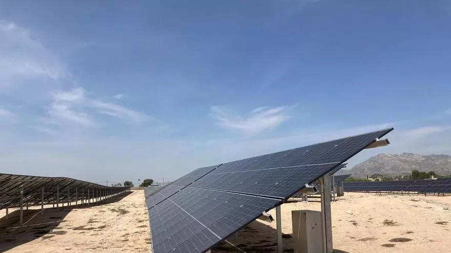 Puesta en marcha de la planta solar de la Cooperativa Eléctrica Albaterense que abastecerá a 5.000 socios