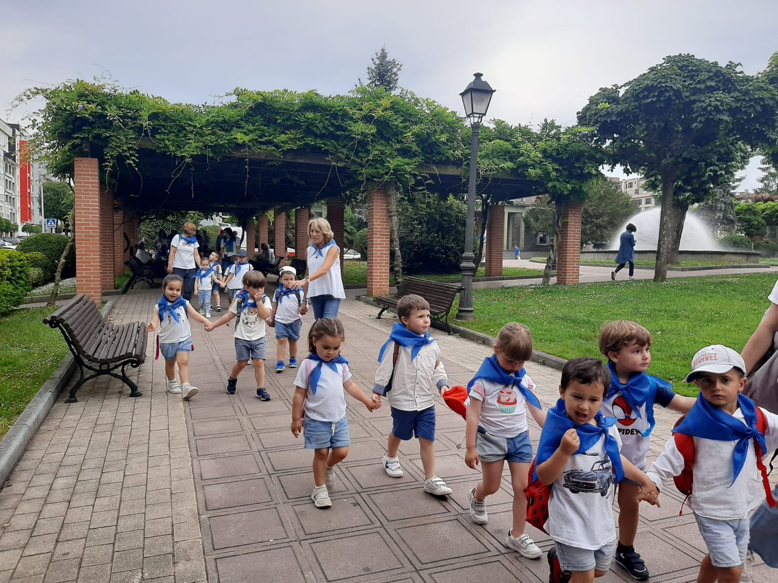 Los niños de la Pola ensayan para el Carmín: así ha sido la romería de la Escuela Peña Careses