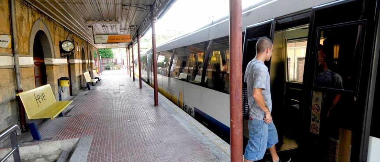 Un viajero en la estación de Sama, una de las que se verán afectadas por el corte.