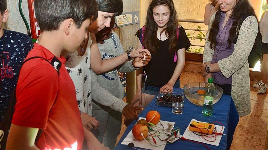 Una anterior edición de Pontenciencia con la exposición en Forestales.