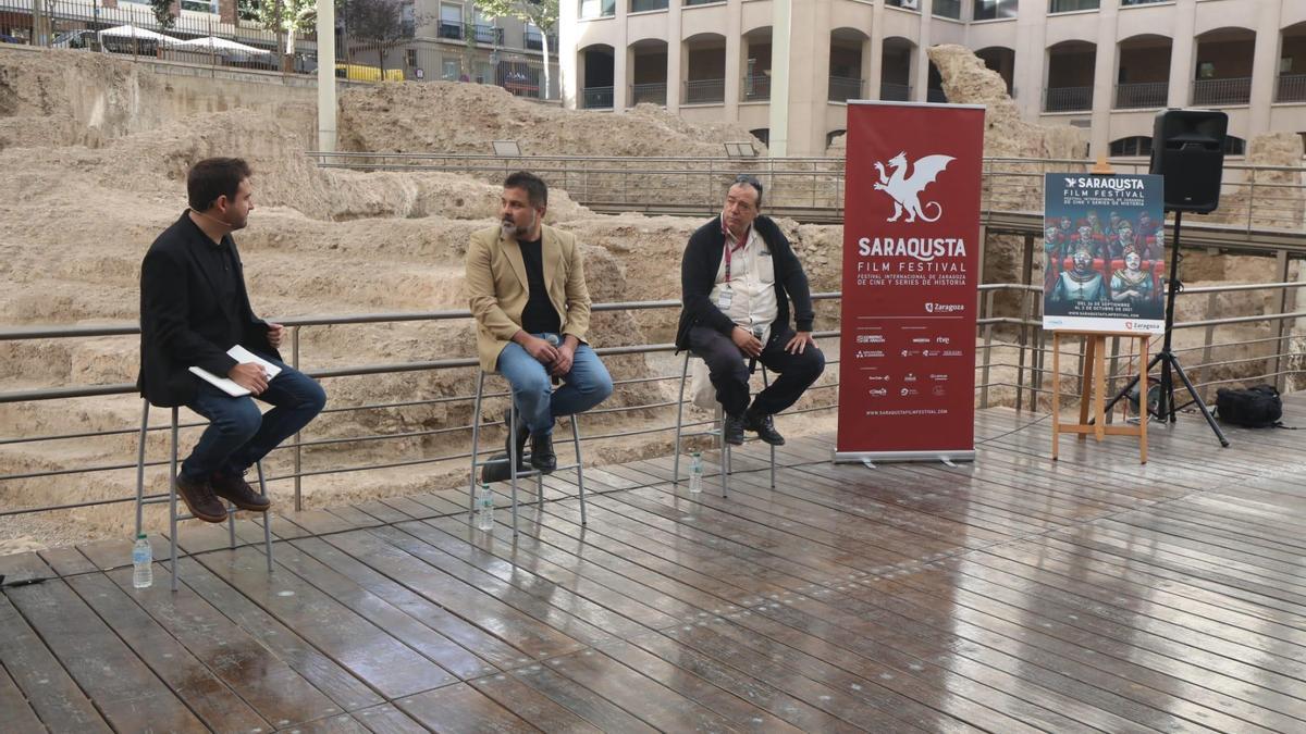 José Ángel Delgado, director del Saraqusta Film Festival, junto a José Ángel Guimerá y Roberto Sánchez, realizadores del documental de Pierres Vedel.