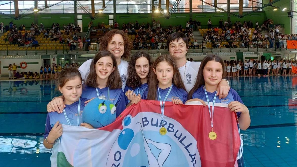 El equipo estradense posa en la piscina Rosario Dueñas.