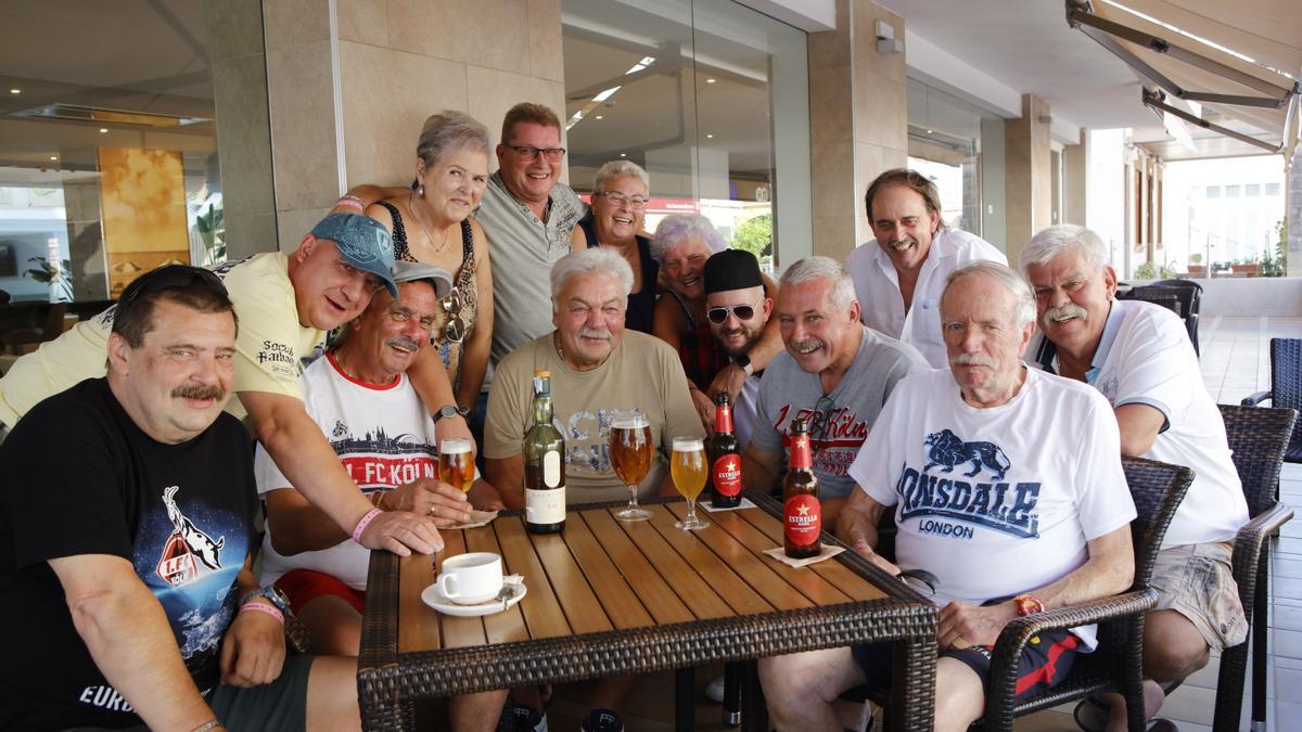 Reiner Köbel (3. v. li.), Werner Dive (rechts daneben) und Willi Kröhnert (im grauen T-Shirt rechts daneben).