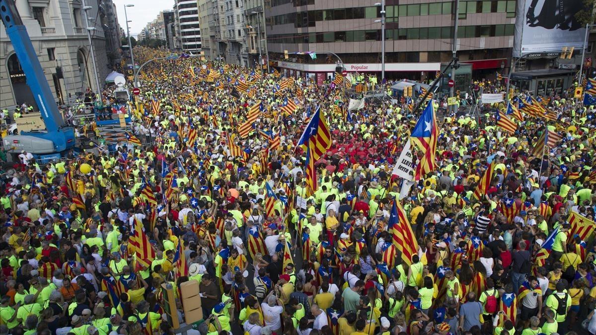 Los asistentes entre el Passeig de Gràcia y la calle Aragó.