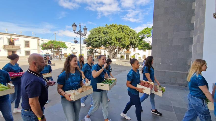 El Rocasa Gran Canaria dona 150 kilos de alimentos para las familias necesitadas del barrio de San Juan