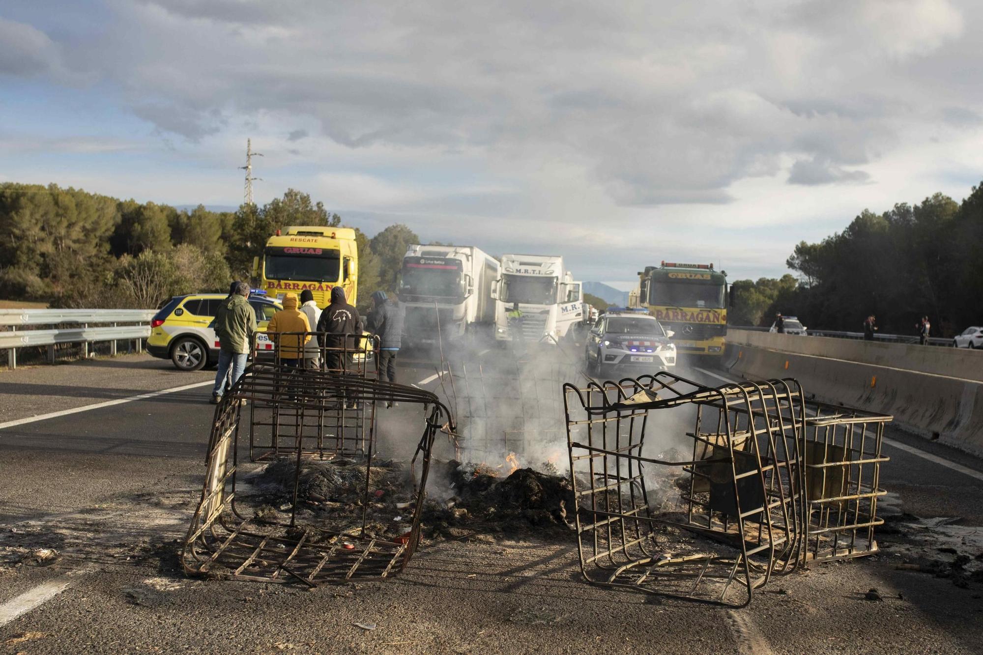 Nova protesta dels pagesos gironins amb talls a l'AP-7 i l'N-II