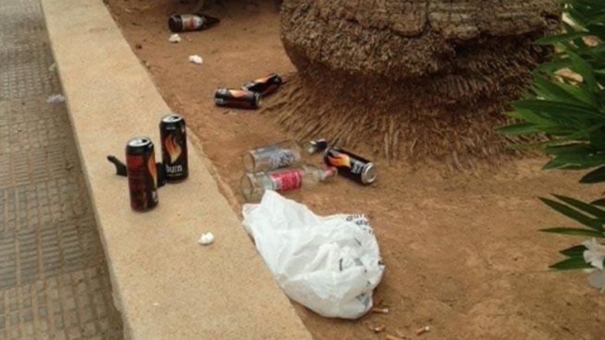 El sucio refugio para el botellón en pleno puerto de Vila