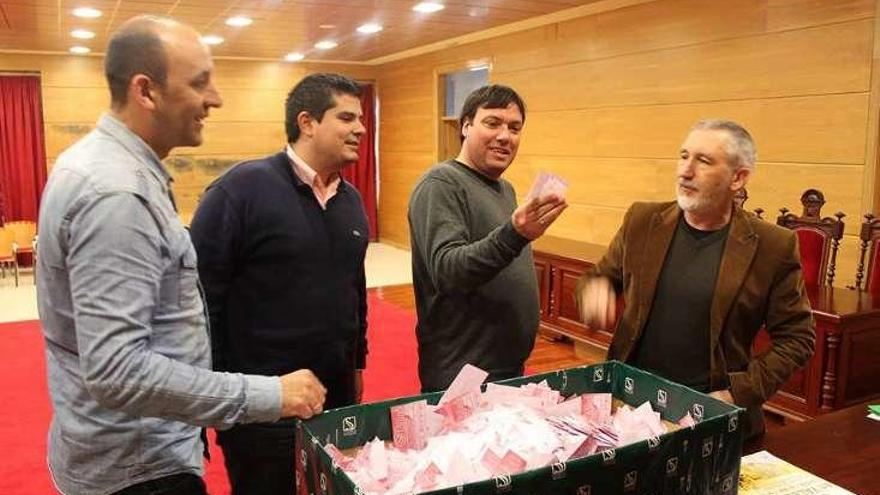 Un momento del sorteo en el salón de plenos. // FDV