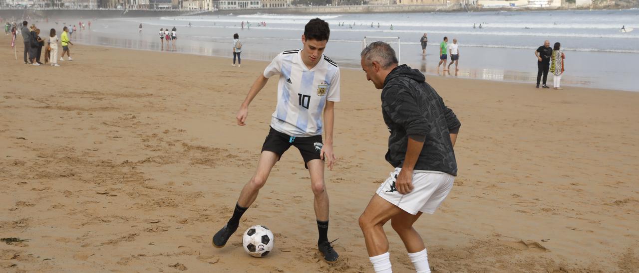 Playa de San Lorenzo. Reportaje con el grupo de amigos escalera nueve de fútbol playa.