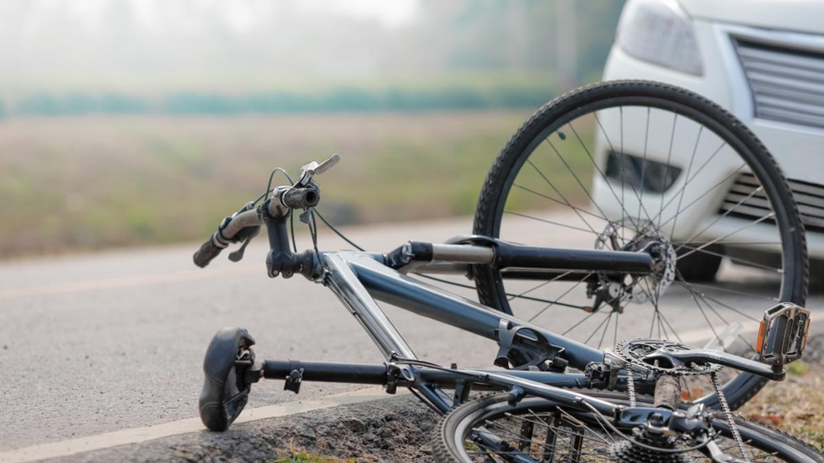 Foto de un siniestro entre un turismo y un ciclista