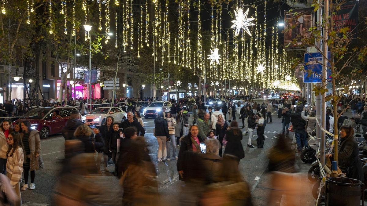 El centro de Barcelona abarrotado de gente bajo las luces de decoración de la Navidad.