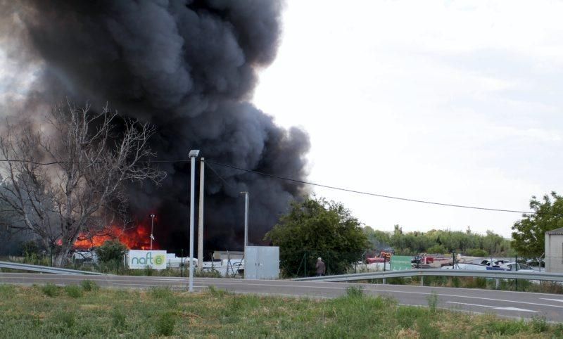 Incendio en un desguace en la Carretera del Aeropuerto